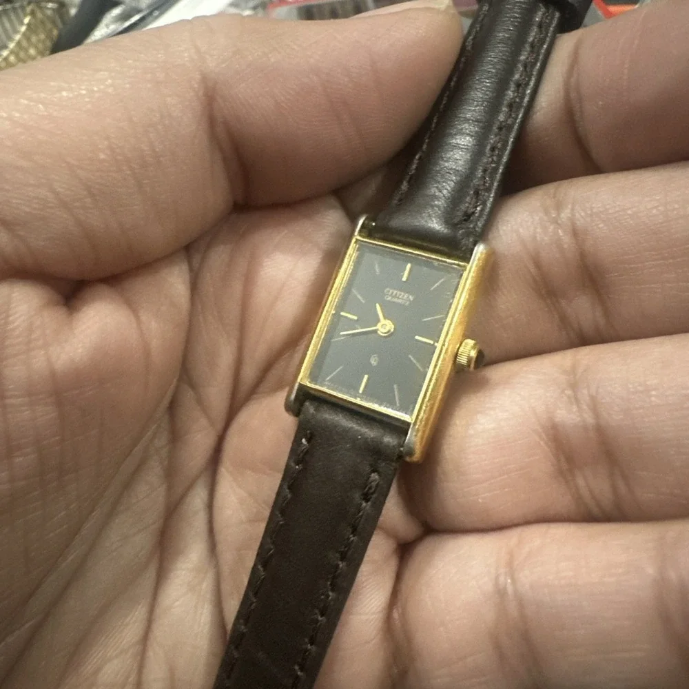 Vintage Working  Citizen Quartz Ladies Watch Black Dial Gold Tone 16.5mm Runs